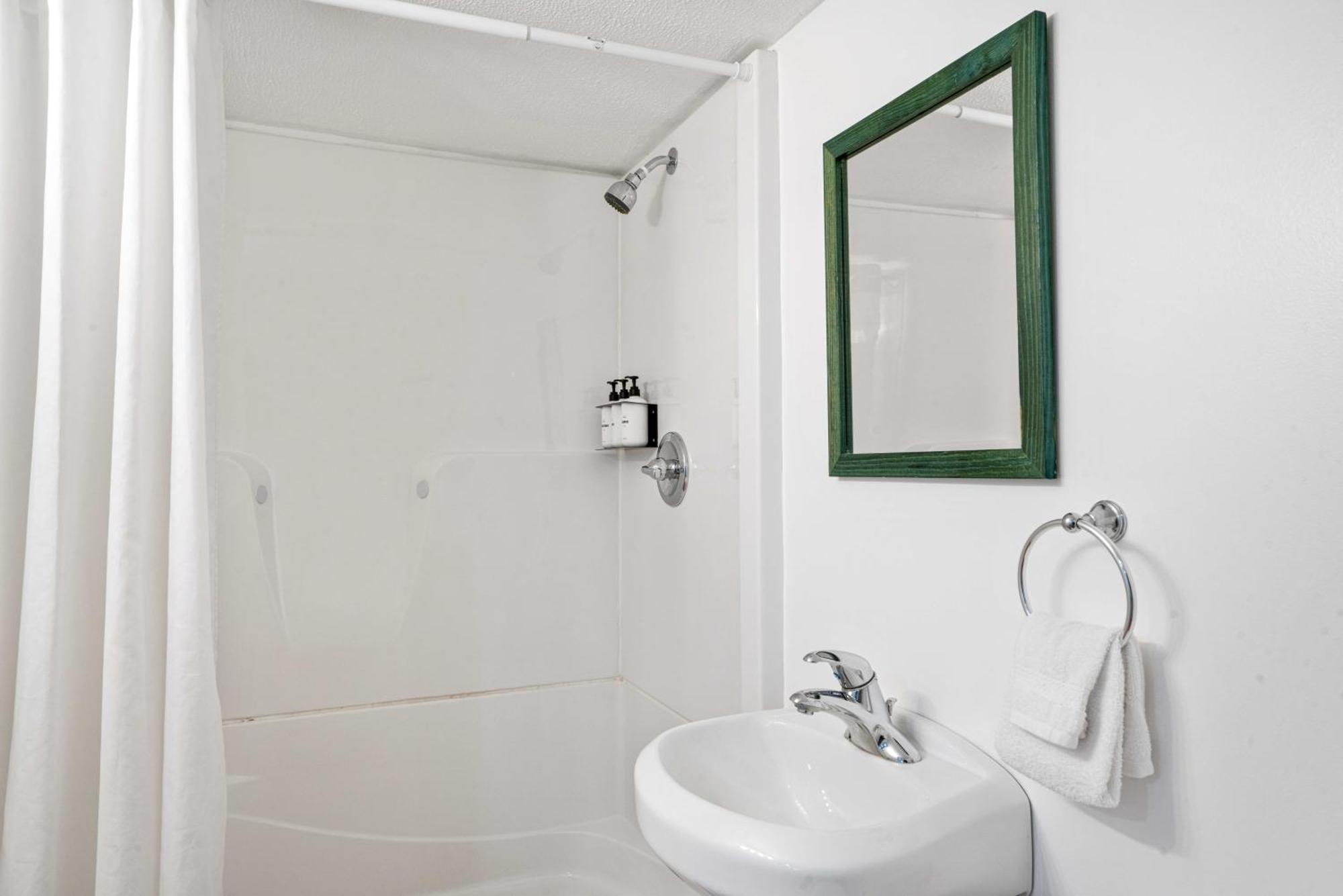 South Arm Retreats Motel East Jordan Ngoại thất bức ảnh
