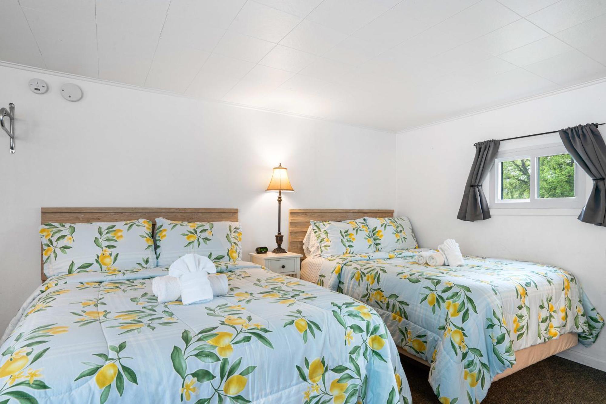 South Arm Retreats Motel East Jordan Ngoại thất bức ảnh