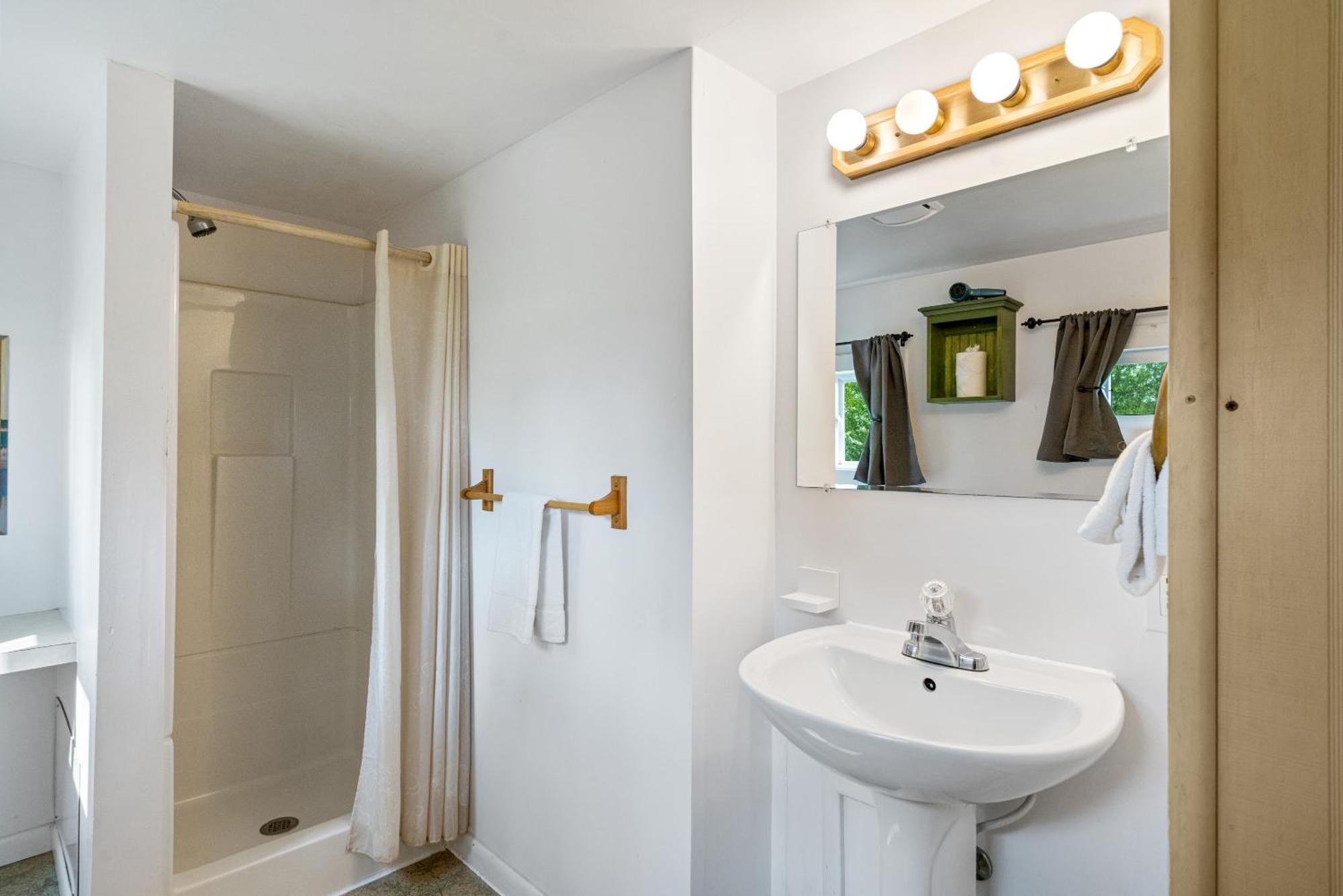 South Arm Retreats Motel East Jordan Ngoại thất bức ảnh